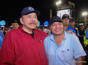 Acto en celebración acto de la entrega de buses de China a transportistas de Managua