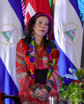 Acto en celebración acto de la entrega de buses de China a transportistas de Managua