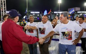 Acto en celebración acto de la entrega de buses de China a transportistas de Managua