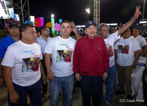 Acto en celebración acto de la entrega de buses de China a transportistas de Managua