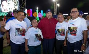 Acto en celebración acto de la entrega de buses de China a transportistas de Managua