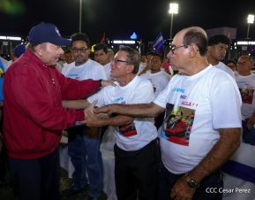 Acto en celebración acto de la entrega de buses de China a transportistas de Managua