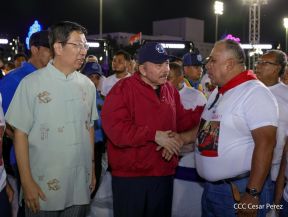 Acto en celebración acto de la entrega de buses de China a transportistas de Managua