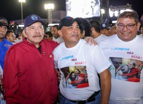 Acto en celebración acto de la entrega de buses de China a transportistas de Managua