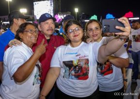 Acto en celebración acto de la entrega de buses de China a transportistas de Managua