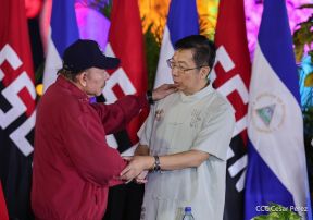 Acto en celebración acto de la entrega de buses de China a transportistas de Managua