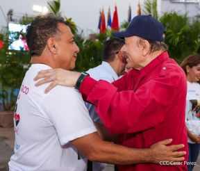 Acto en celebración acto de la entrega de buses de China a transportistas de Managua