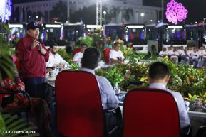 Acto en celebración acto de la entrega de buses de China a transportistas de Managua