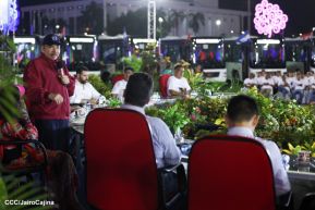 Acto en celebración acto de la entrega de buses de China a transportistas de Managua