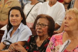 Granadinos se desbordan para recibir al Cardenal Brenes