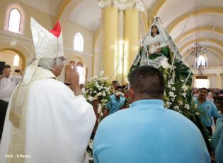 Granadinos se desbordan para recibir al Cardenal Brenes