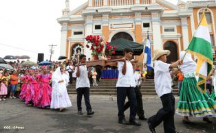 Granadinos se desbordan para recibir al Cardenal Brenes