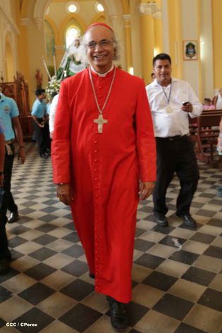 Granadinos se desbordan para recibir al Cardenal Brenes