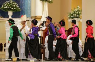 Granadinos se desbordan para recibir al Cardenal Brenes