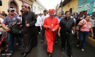 Granadinos se desbordan para recibir al Cardenal Brenes