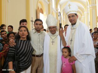 Granadinos se desbordan para recibir al Cardenal Brenes
