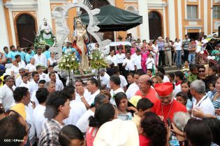 Granadinos se desbordan para recibir al Cardenal Brenes