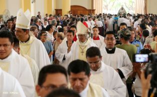 Granadinos se desbordan para recibir al Cardenal Brenes