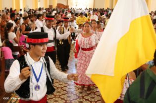 Granadinos se desbordan para recibir al Cardenal Brenes