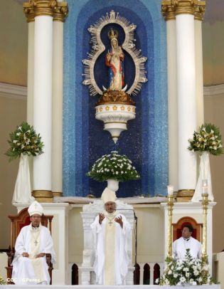 Granadinos se desbordan para recibir al Cardenal Brenes