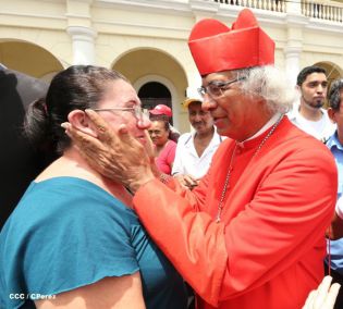 Granadinos se desbordan para recibir al Cardenal Brenes