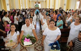 Granadinos se desbordan para recibir al Cardenal Brenes