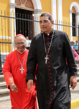 Granadinos se desbordan para recibir al Cardenal Brenes