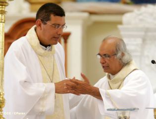 Granadinos se desbordan para recibir al Cardenal Brenes