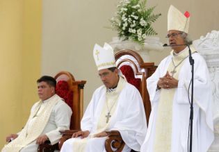Granadinos se desbordan para recibir al Cardenal Brenes