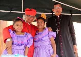 Granadinos se desbordan para recibir al Cardenal Brenes