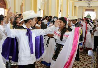 Granadinos se desbordan para recibir al Cardenal Brenes