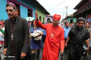 Granadinos se desbordan para recibir al Cardenal Brenes