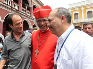 Granadinos se desbordan para recibir al Cardenal Brenes