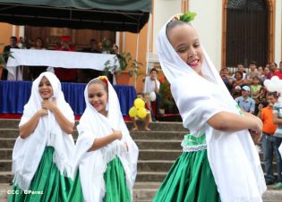 Granadinos se desbordan para recibir al Cardenal Brenes