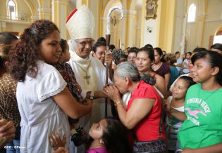 Granadinos se desbordan para recibir al Cardenal Brenes