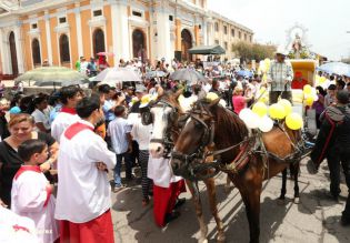 Granadinos se desbordan para recibir al Cardenal Brenes