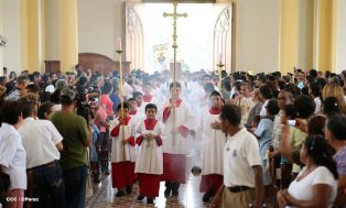 Granadinos se desbordan para recibir al Cardenal Brenes