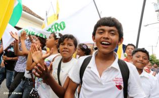 Granadinos se desbordan para recibir al Cardenal Brenes