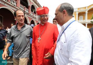 Granadinos se desbordan para recibir al Cardenal Brenes