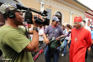 Granadinos se desbordan para recibir al Cardenal Brenes