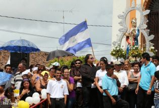 Granadinos se desbordan para recibir al Cardenal Brenes