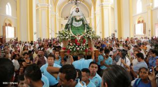 Granadinos se desbordan para recibir al Cardenal Brenes