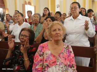 Granadinos se desbordan para recibir al Cardenal Brenes