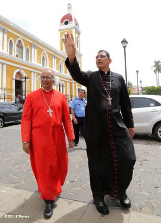 Granadinos se desbordan para recibir al Cardenal Brenes