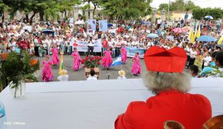 Granadinos se desbordan para recibir al Cardenal Brenes