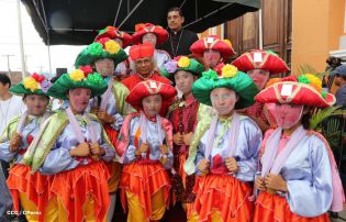 Granadinos se desbordan para recibir al Cardenal Brenes