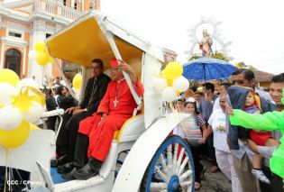 Granadinos se desbordan para recibir al Cardenal Brenes