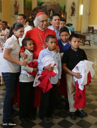 Granadinos se desbordan para recibir al Cardenal Brenes