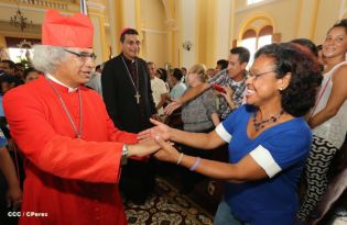 Granadinos se desbordan para recibir al Cardenal Brenes