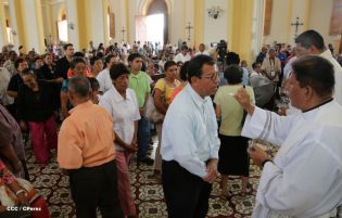 Granadinos se desbordan para recibir al Cardenal Brenes